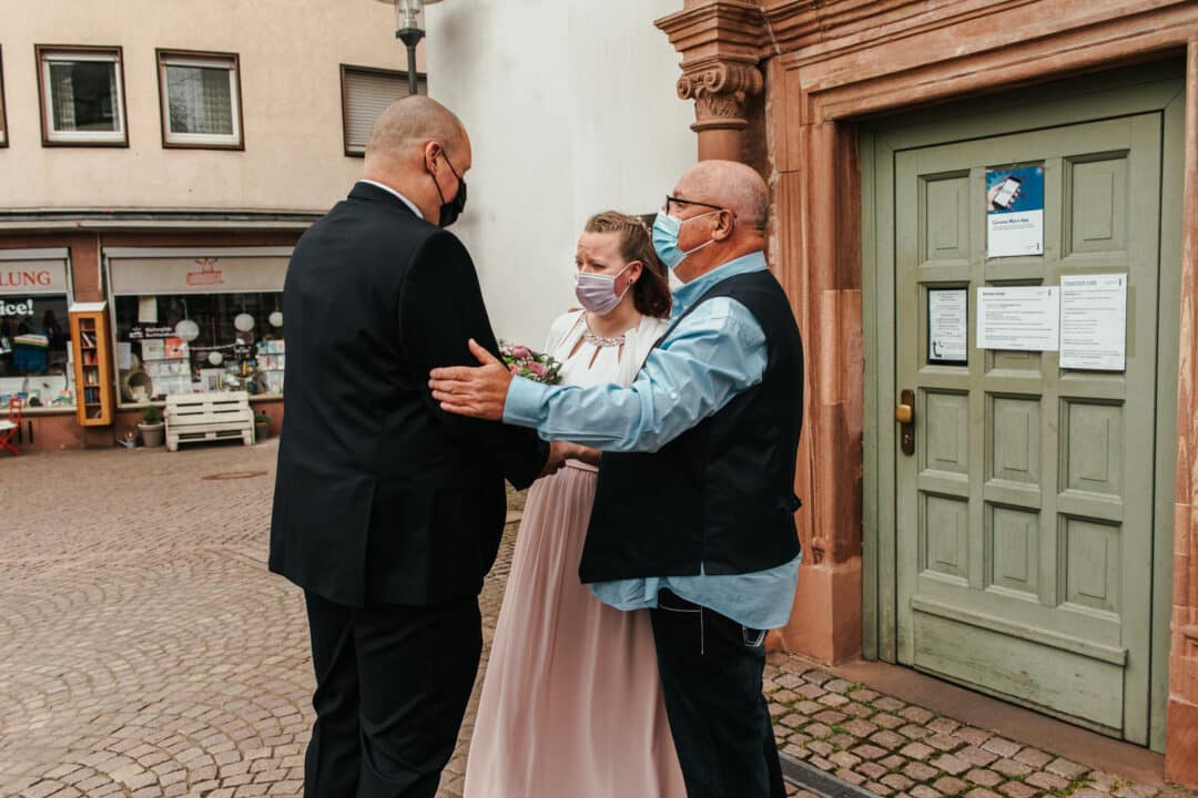 Übergabe der Braut an den Bräutigam vor dem Standesamt Darmstadt