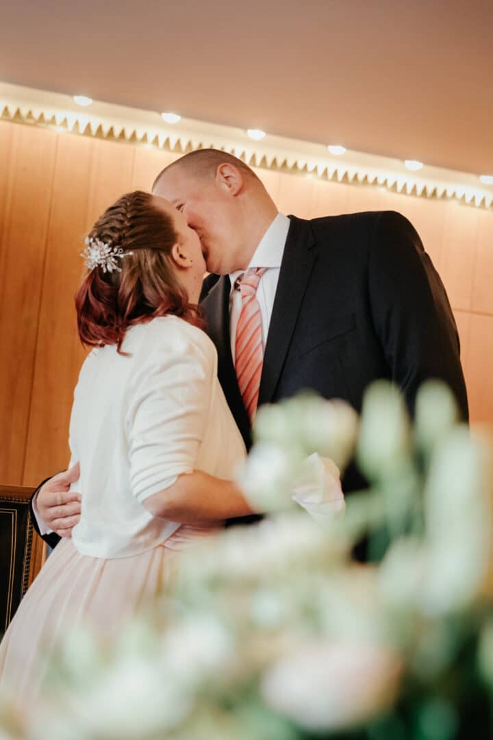 Erster Kuss des Brautpaares im Standesamt Darmstadt