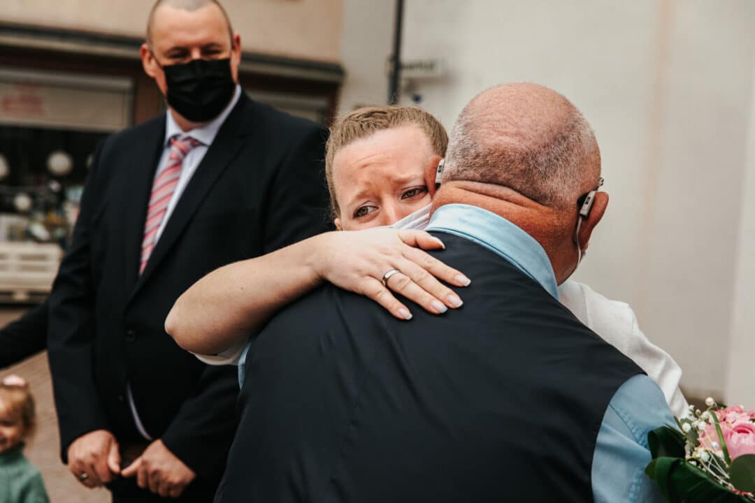 Braut weint und umarmt ihren Vater vor dem Standesamt Darmstadt