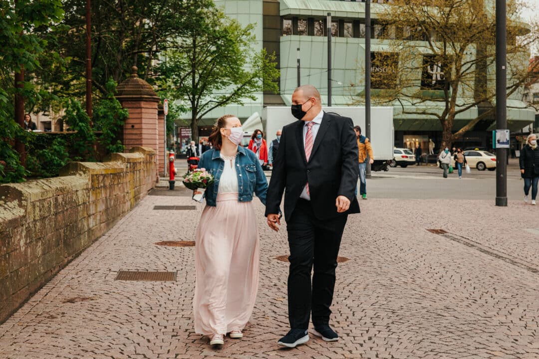 Brautpaar läuft mit Mundschutz durch die Innenstadt von Darmstadt