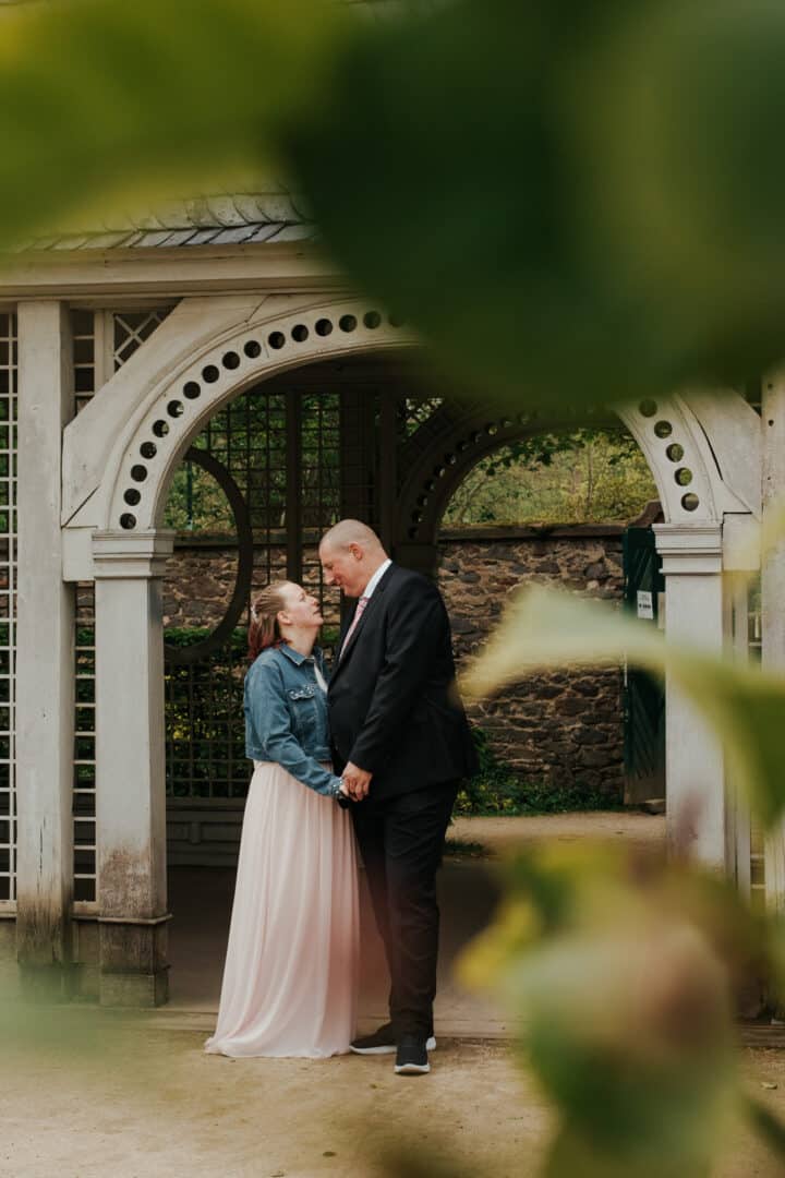 Braut und Bräutigam stehen vor einer Pagode und schauen sich an im Prinz-Georg Garten in Darmstadt