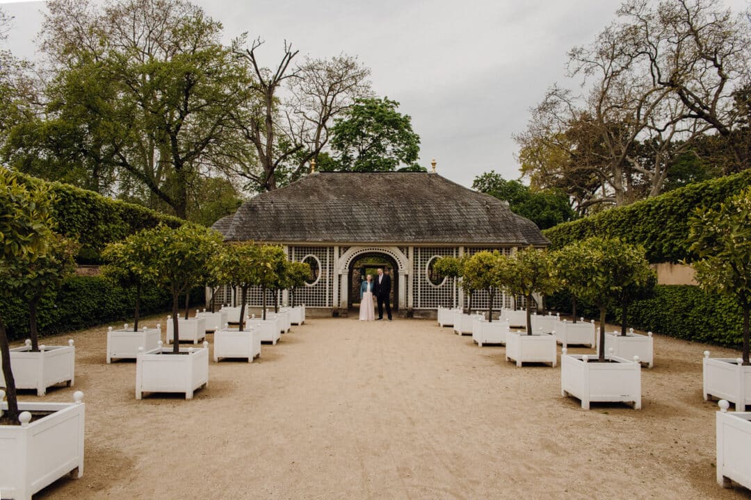 Braut und Bräutigam stehen vor einer Pagode im Prinz-Georg Garten in Darmstadt