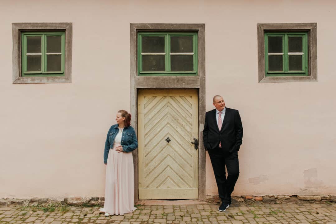 Braut und Bräutigam vor einer Hauswand im Prinz-Georg Garten in Darmstadt