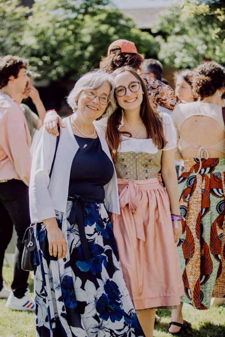 Mutter und Tochter lachen in die Kamera auf einer Hochzeit im Sommer auf dem Hofgut Habitzheim in Groß-Umstadt.