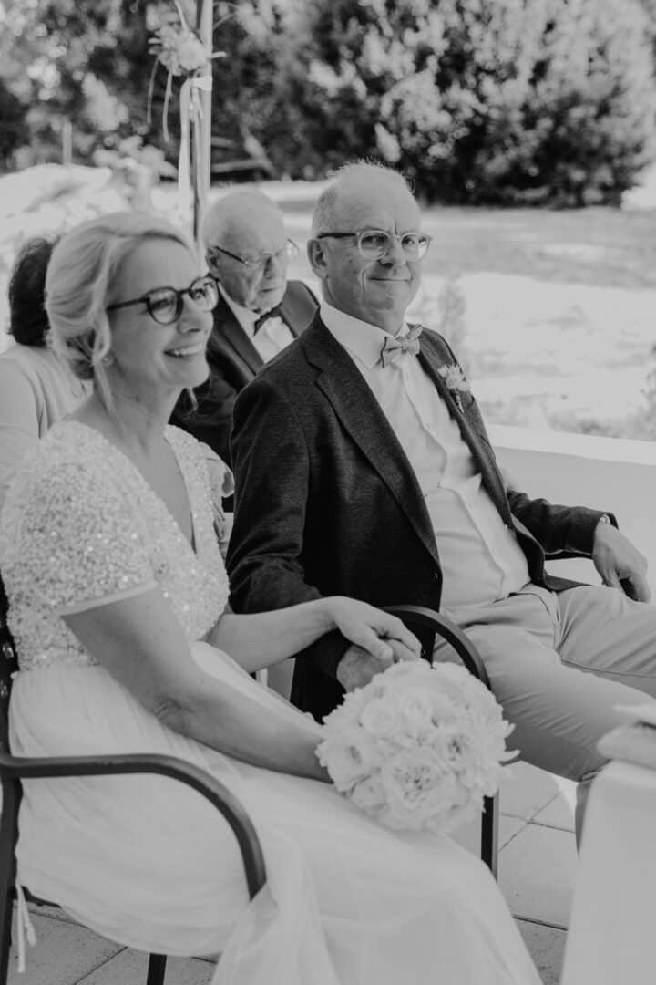 Bräutigam lacht während seiner Trauung im Pavillon auf dem Hofgut Dippelshof