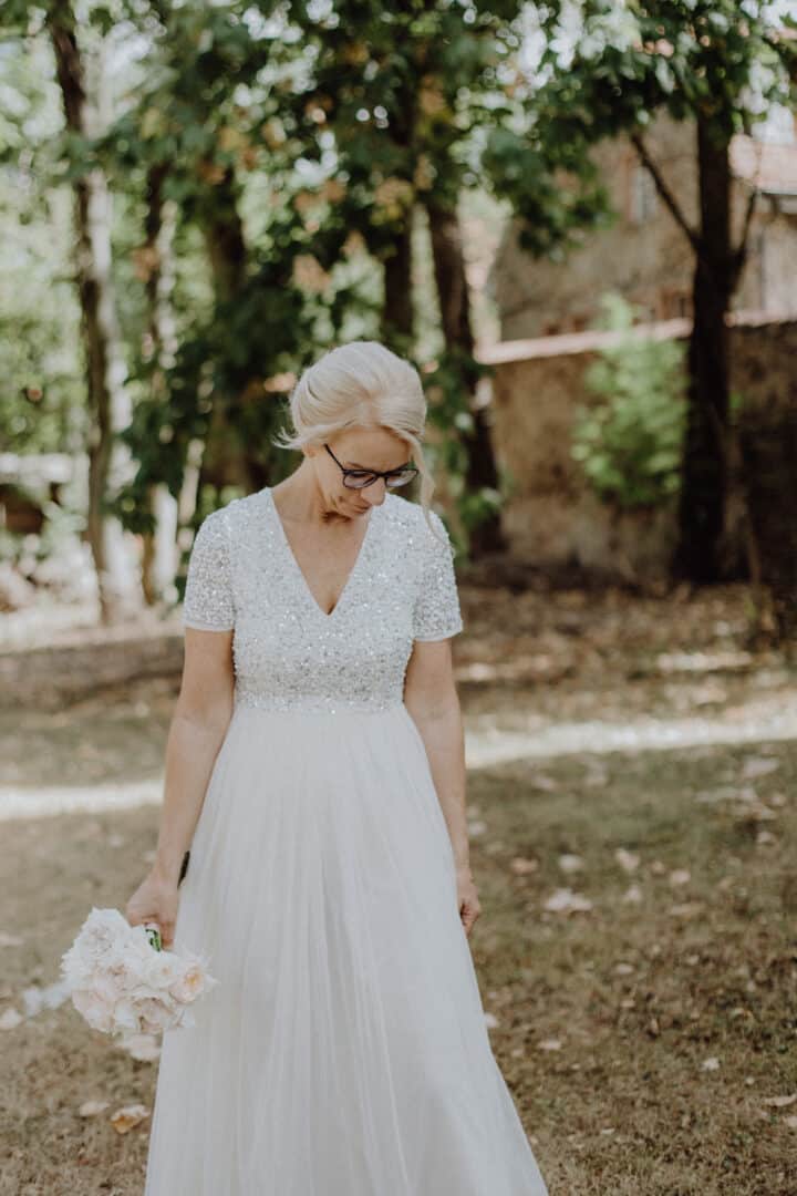 Braut mit glitzerndem Brautkleid auf dem Hofgut Dippelshof beim Fotoshooting