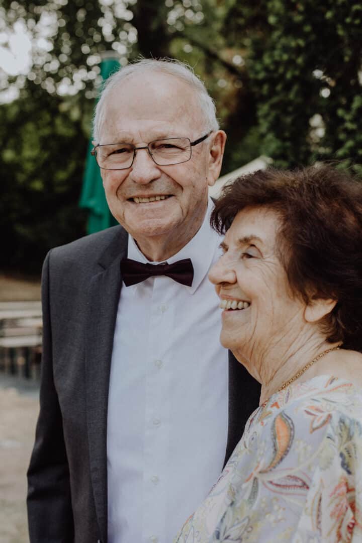 Großeltern lachend auf der Hochzeit ihrer Kinder auf dem Hofgut Dippelshof