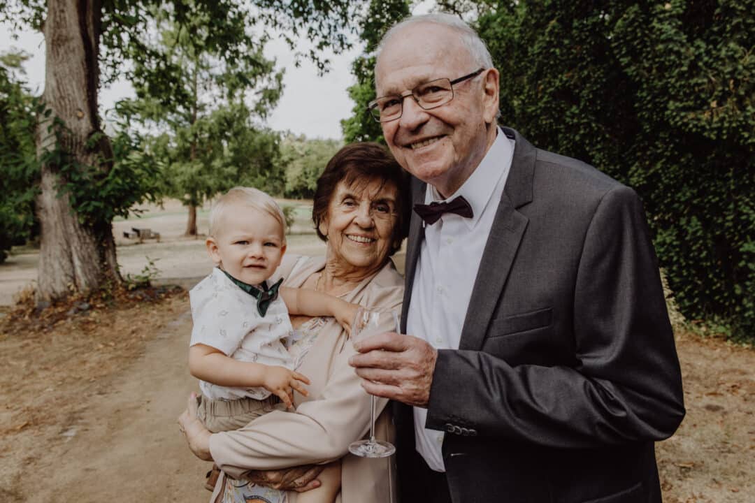 Großeltern mit Enkel auf einer Hochzeit auf dem Hofgut Dippelshof