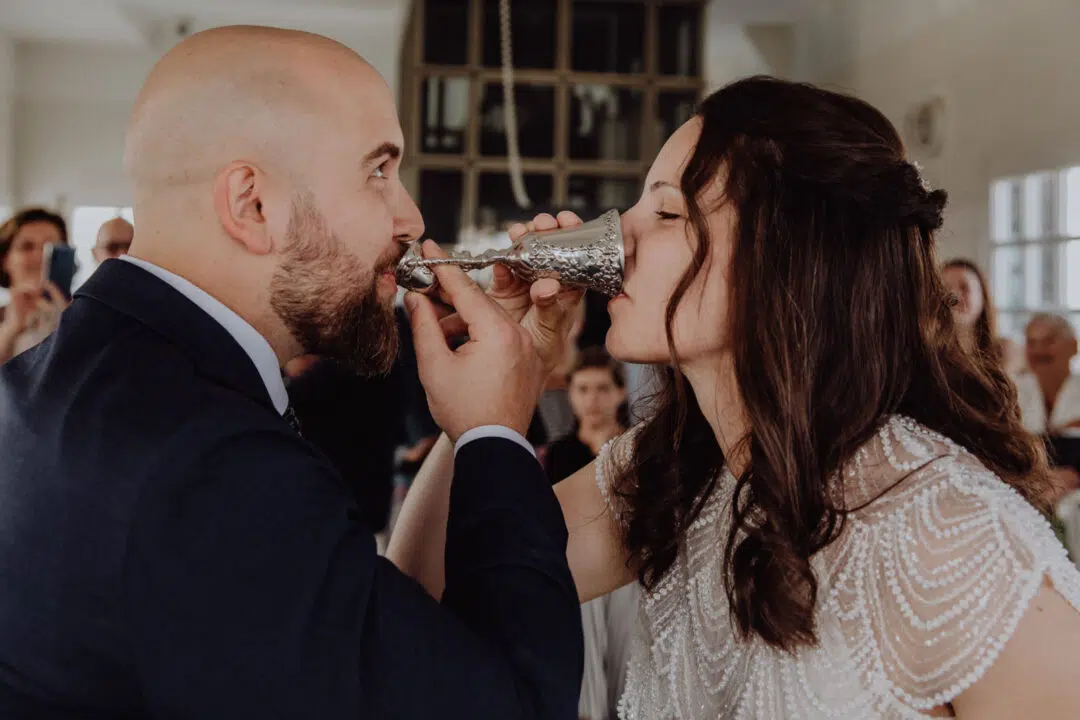 Das Brautpaar trinkt aus dem Brautbecher zur Harmonieprobe auf der Plattform des Hochzeitsturm Darmstadt.