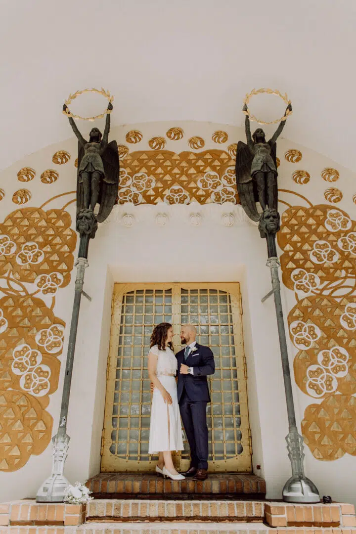 Brautpaar vor dem Ernst-Ludwig-Haus auf der Mathildenhöhe Darmstadt vor der Goldwand