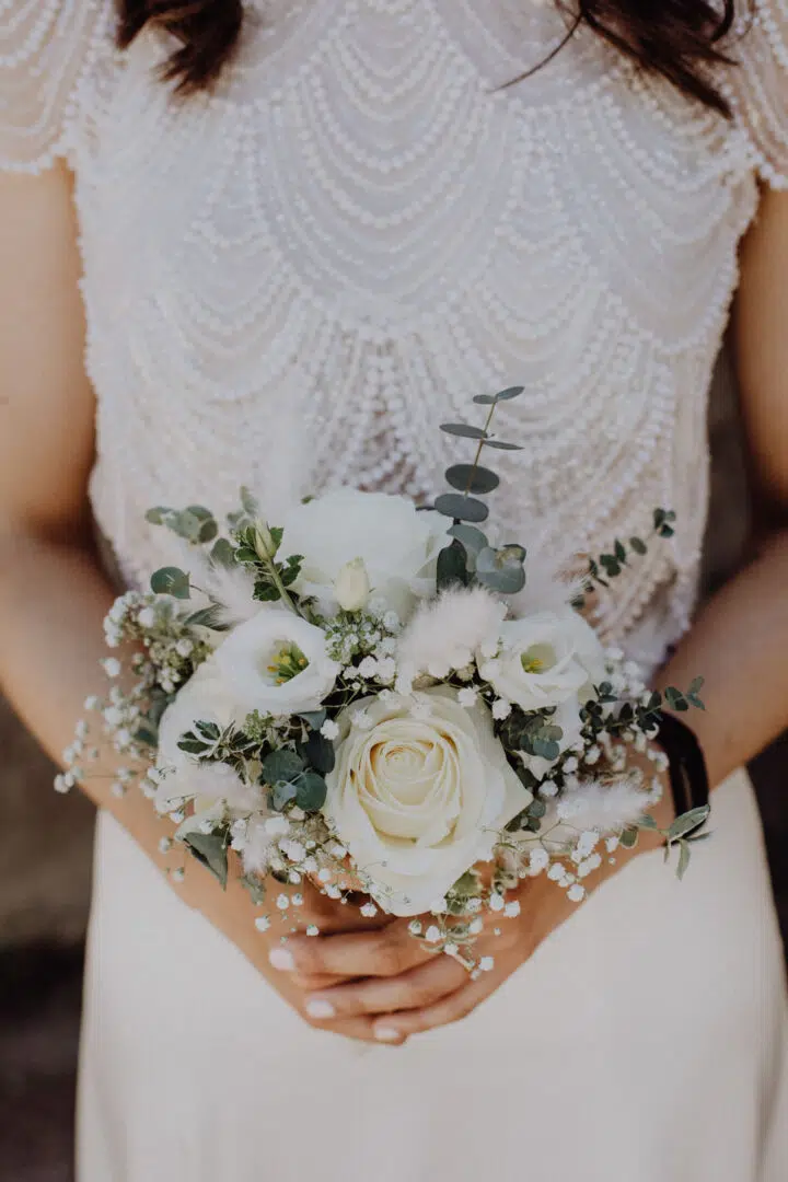 Vintage Brautstrauß mit Federn und weißen Rosen