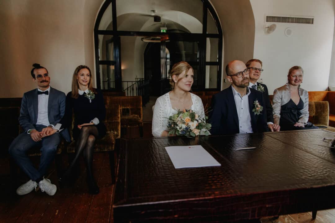 Die Hochzeitsgesellschaft sitzt im Hochzeitszimmer des Fort Malakoff in Mainz.