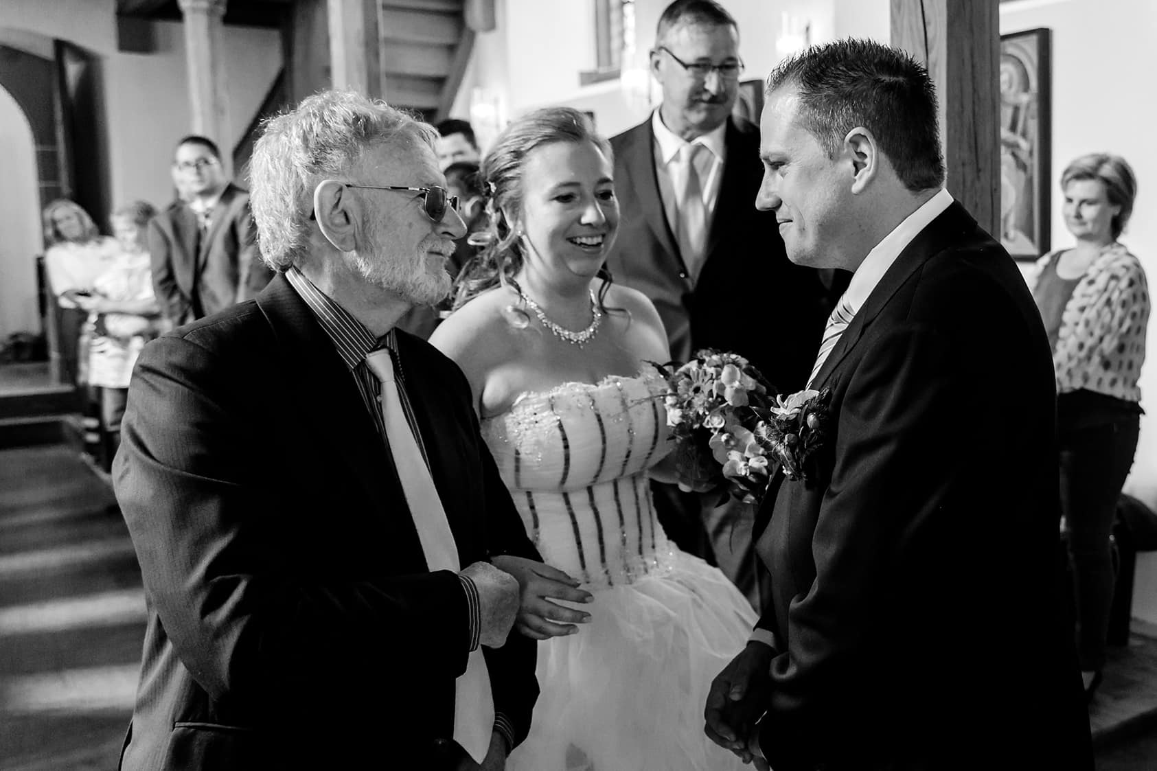 Hochzeitsreportage-Darmstadt-Heiraten-Hochzeitsfotograf-Katharina-zwerger-Pinetree-photography-hochzeit-odenwald-lautertal-Bullihochzeit-waldgasthaus-am-borstein