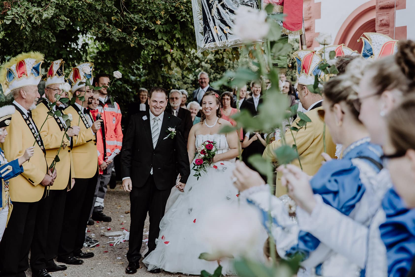 Hochzeitsreportage-Darmstadt-Heiraten-Hochzeitsfotograf-Katharina-zwerger-Pinetree-photography-hochzeit-odenwald-lautertal-Bullihochzeit-waldgasthaus-am-borstein
