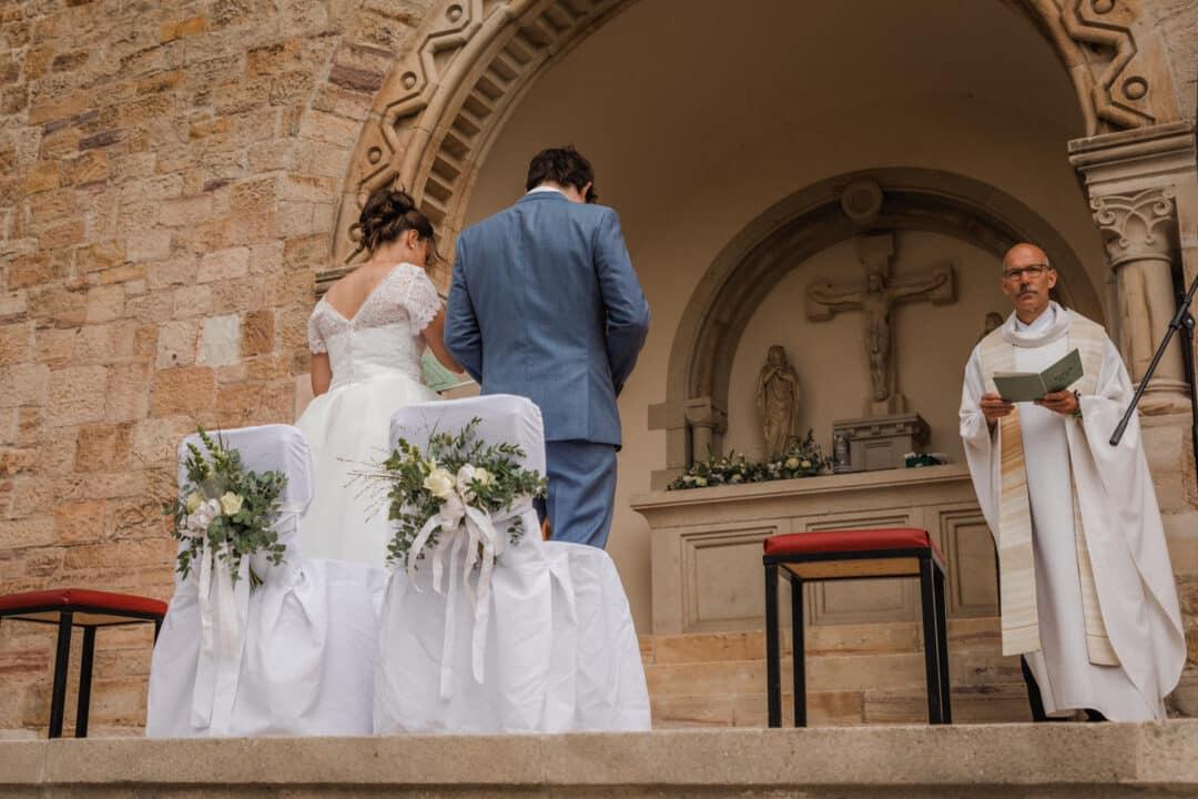 Trauung eines Brautpaares in der Kreuzkapelle Wißberg