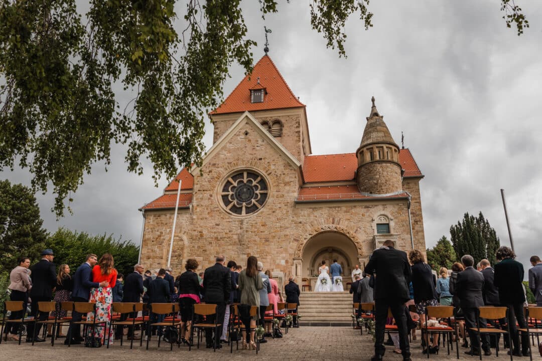 Trauung eines Brautpaares in der Kreuzkapelle Wißberg