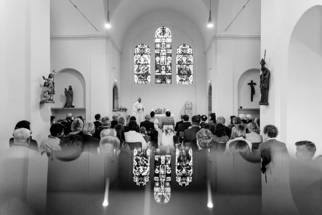 Trauung eines Brautpaares in der Kreuzkapelle Wißberg Totale von hinten