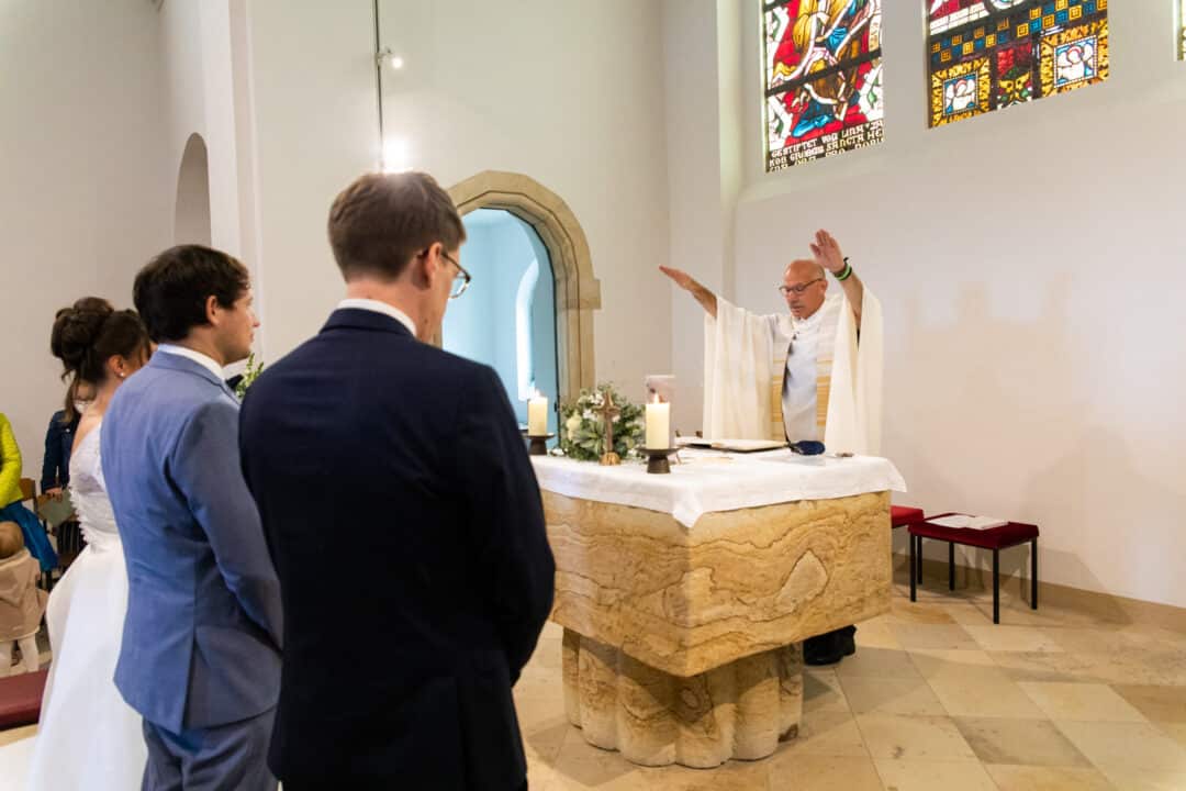 Trauung eines Brautpaares in der Kreuzkapelle Wißberg Segnung des Pfarrers