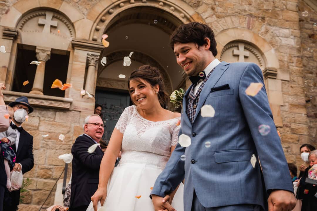 Trauung eines Brautpaares in der Kreuzkapelle Wißberg Brautpaar wird mit Seifenblasen begrüßt