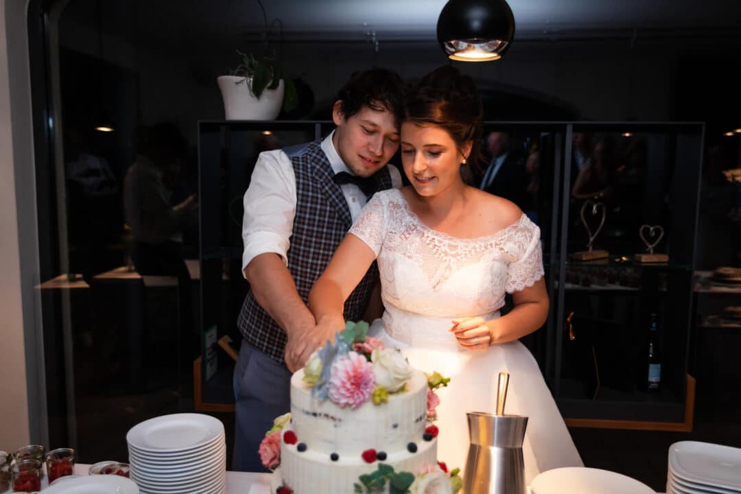 Hochzeitstorte Vintage im Hofgut Donnersberg Brautpaar schneidet die Torte an