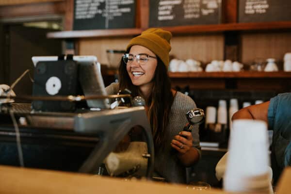 Businessfrau bereitet Kaffee zu