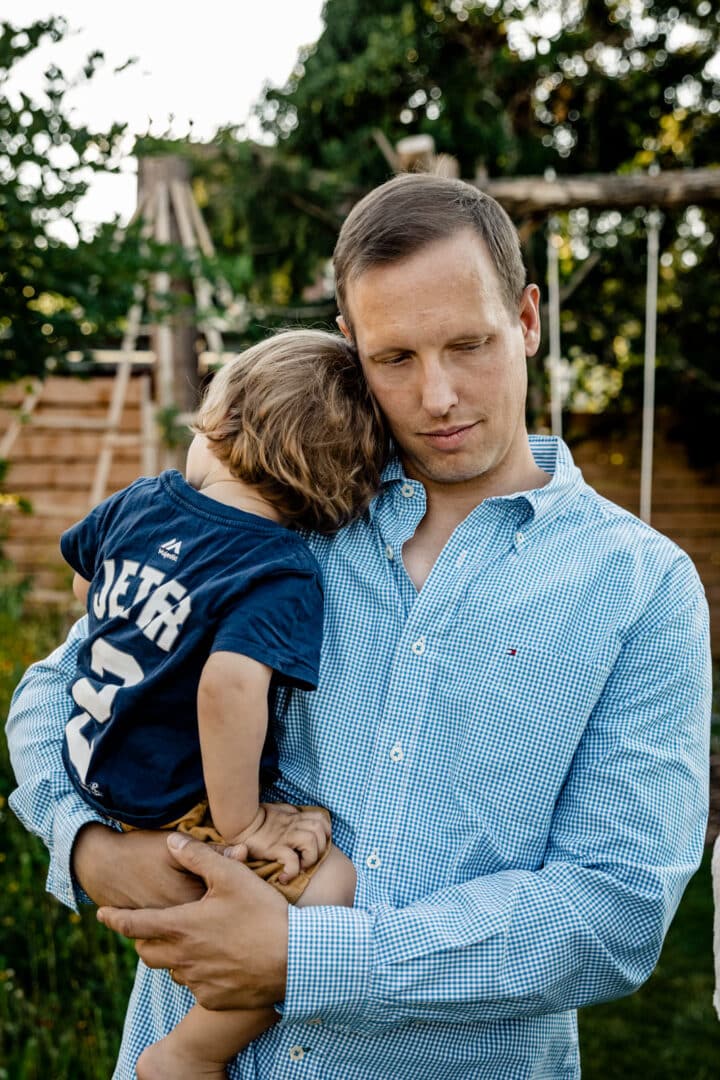 Vater hält Sohn im Arm und tröstet ihn