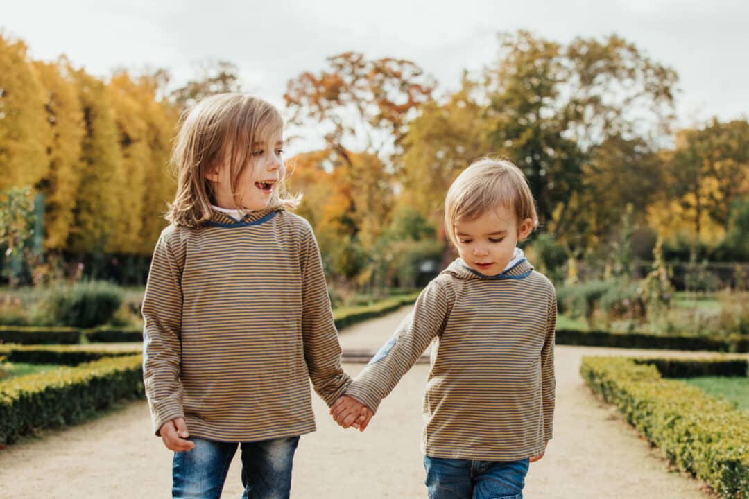 Zwei Kinder Hand in Hand im Park