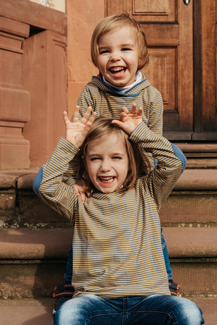 Zwei Kinder machen grimasen in Fotokamera