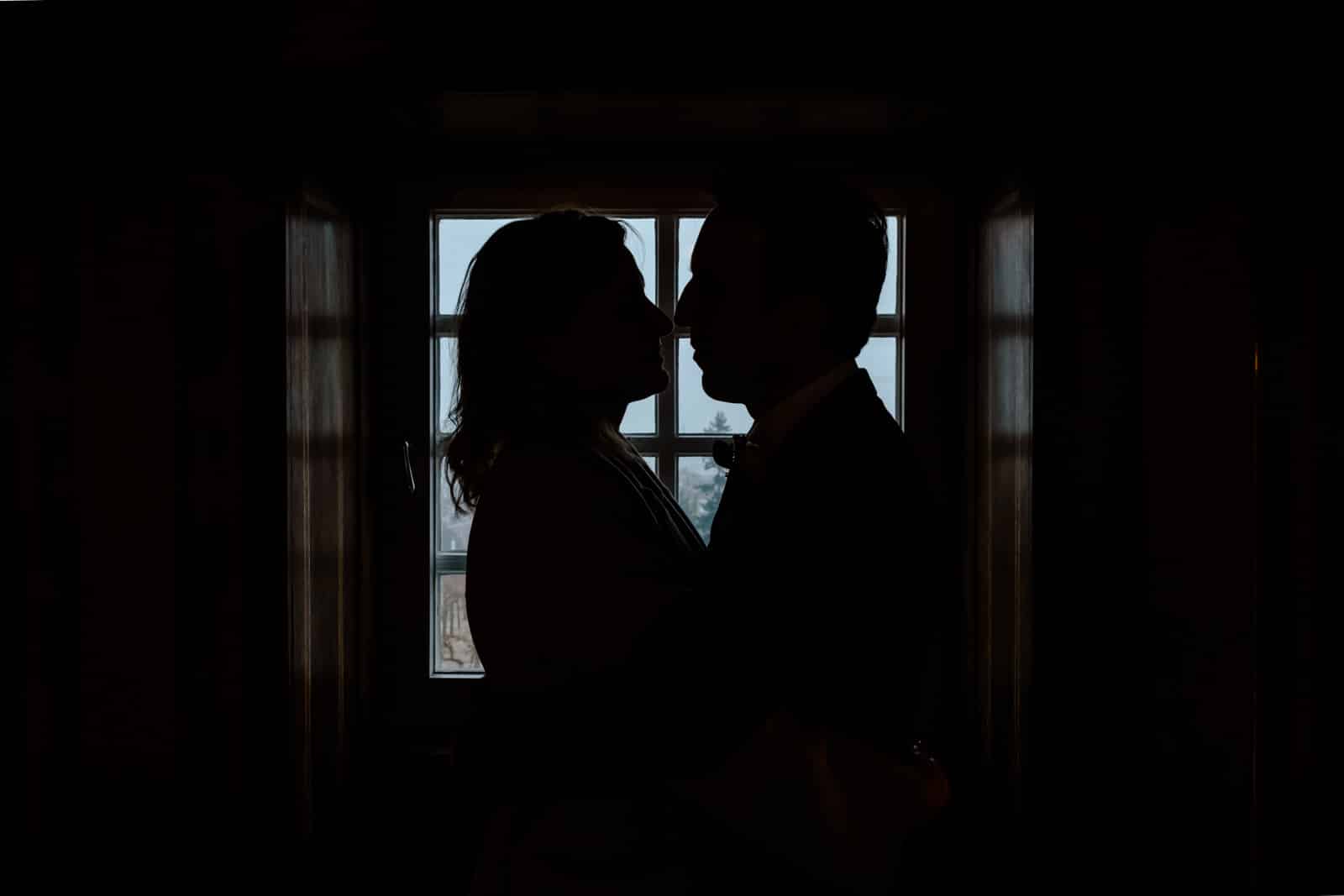 Brautpaar küsst sich im Trauzimmer des Hochzeitsturm in Darmstadt