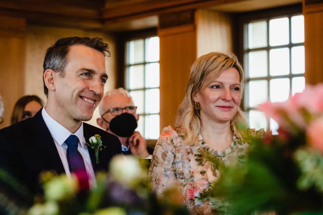 Brautpaar lacht während ihrer Trauung im Hochzeitsturm Standesamt Darmstadt