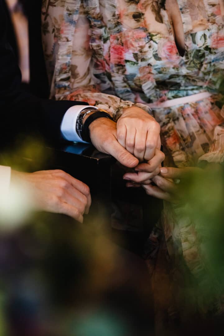 Brautpaar hält sich gegenseitig die Hände während ihrer Trauung im Standesamt auf der Mathildenhöhe Darmstadt