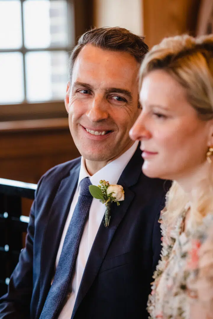 Bräutigam lacht seine Frau an, während der Trauung im Standesamt Hochzeitsturm Mathildenhöhe