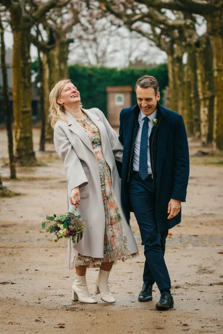 Braut lacht während ihres Fotoshootings auf der Mathildenhöhe Darmstadt