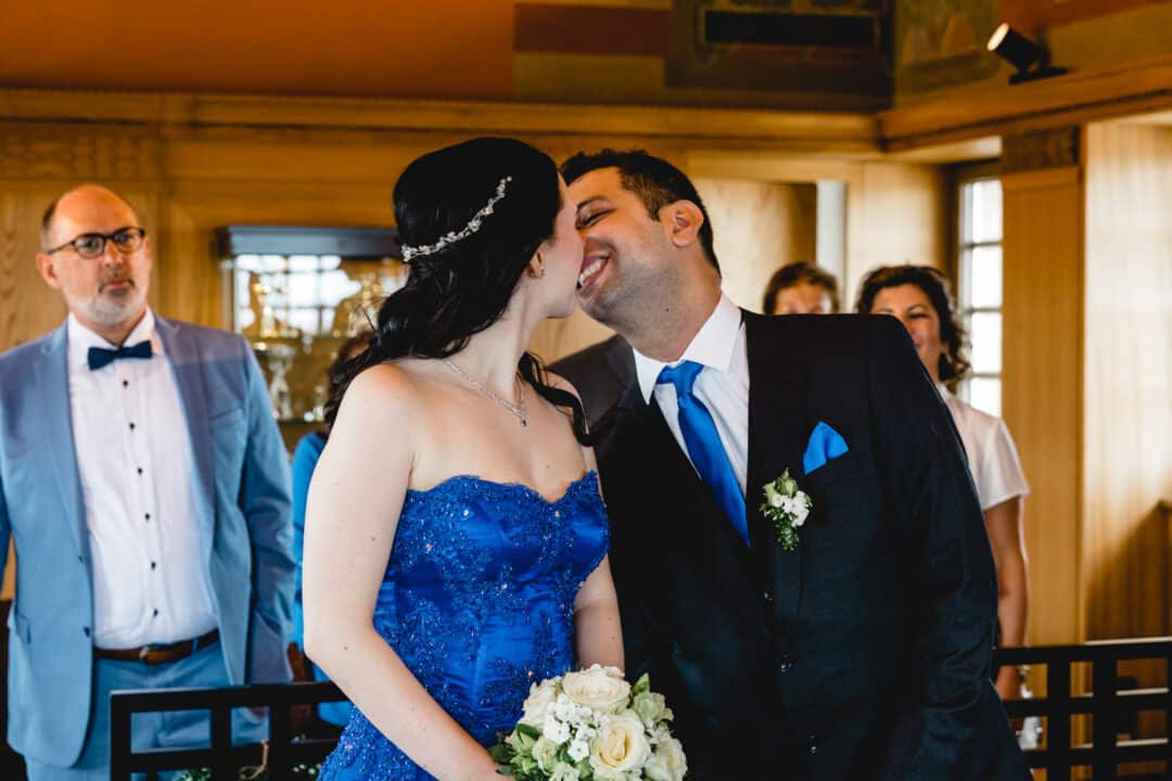 Braut und Bräutigam küssen sich nach dem Ja Wort