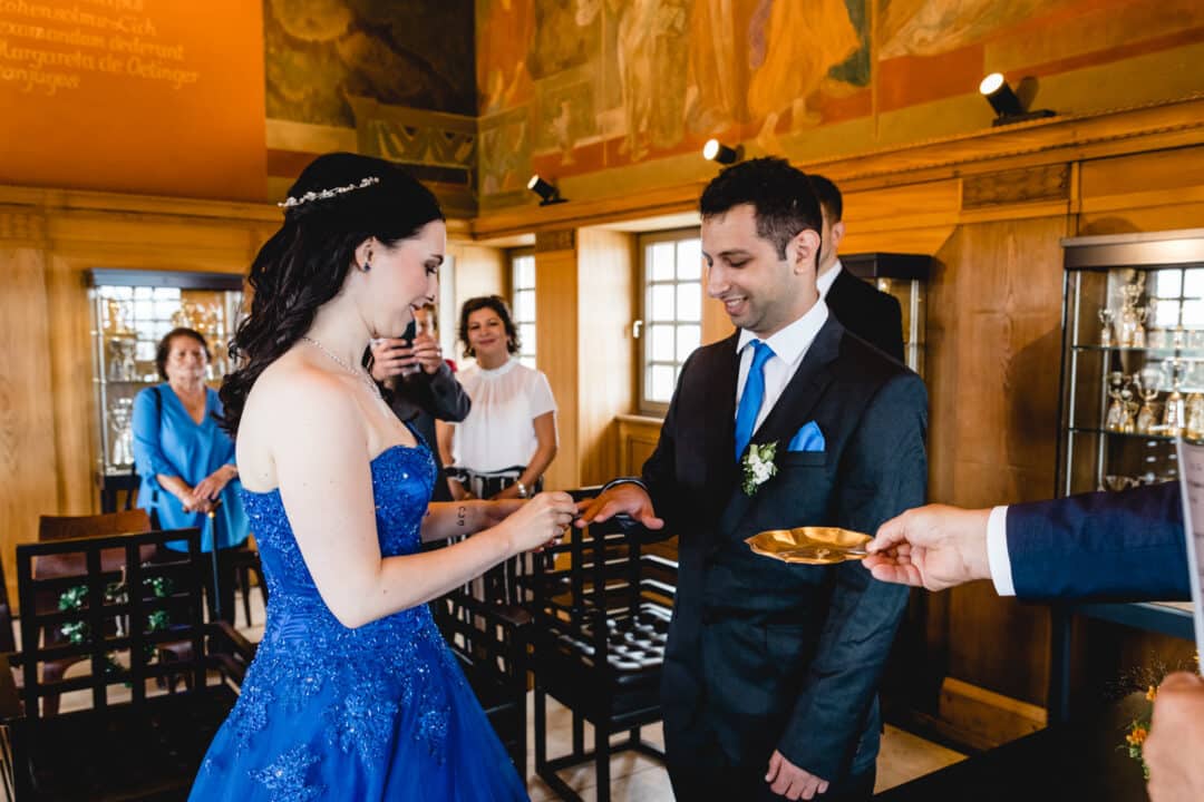 Braut steckt ihrem Bräutigam seinen Ehering an im Hochzeitsturm Darmstadt