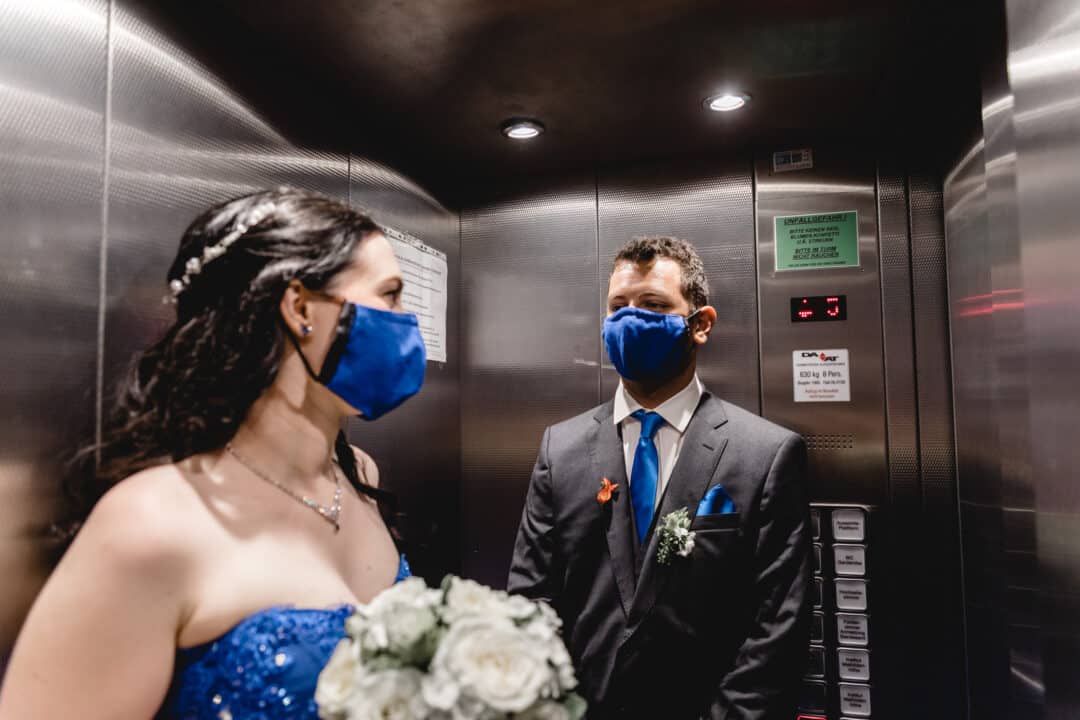 Brautpaar im Aufzug des Hochzeitsturm