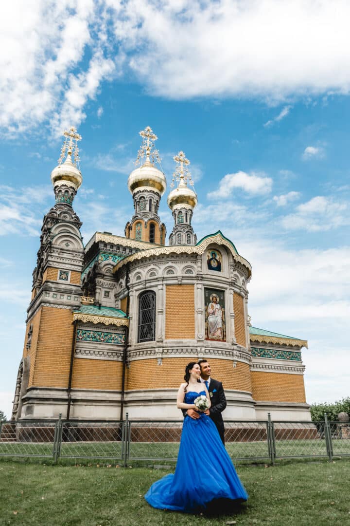 Brautpaar steht vor der russischen Kapelle in Darmstadt