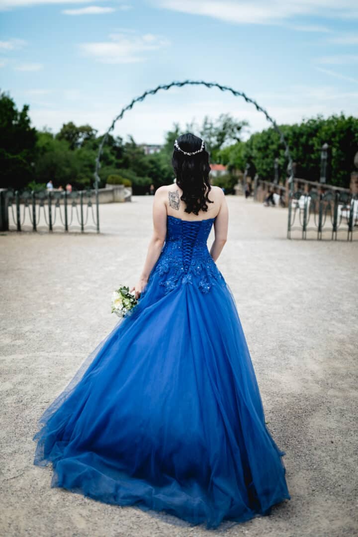 Braut im blauen Brautkleid auf der Mathildenhöhe Darmstadt Rückenansicht
