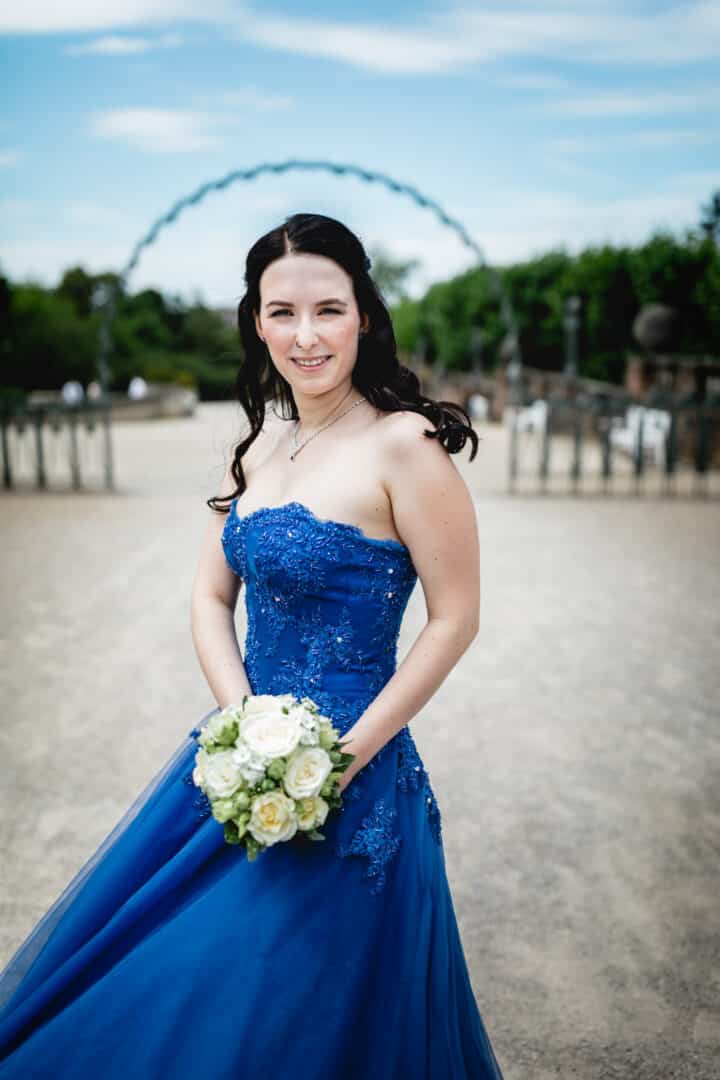 Braut im blauen Brautkleid auf der Mathildenhöhe Darmstadt