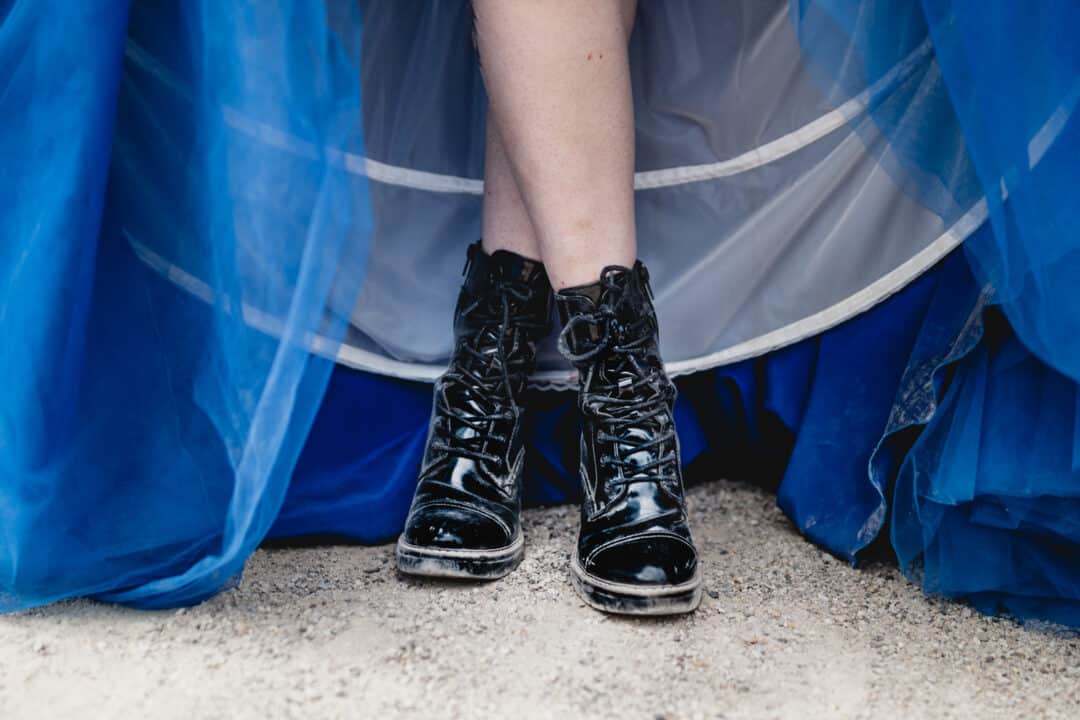 Braut in blau und ihre schwarzen Stiefel auf der Mathildenhöhe in Darmstadt