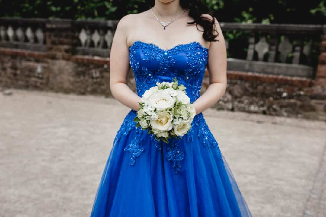 Braut in blau und ihr Brautstrauss auf der Mathildenhöhe in Darmstadt