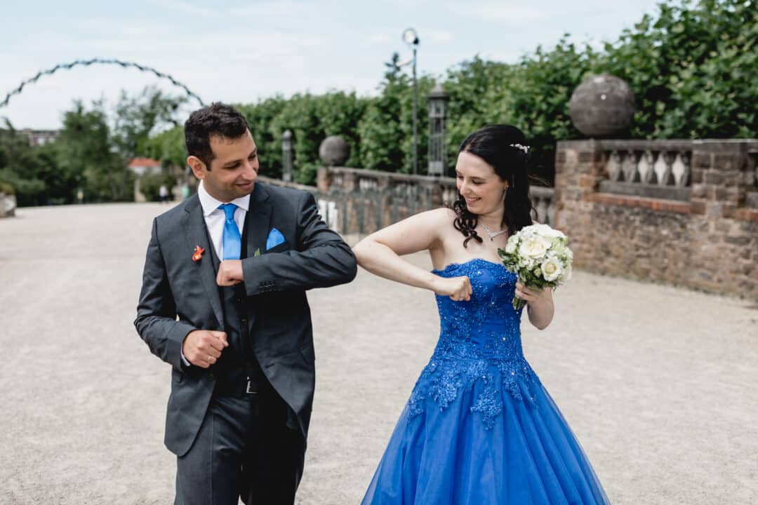 Braut in blau und ihr Mann machen einen Ellbogen check auf der Mathildenhöhe Darmstadt