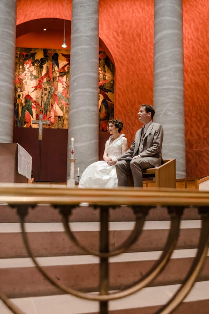 Brautpaar während ihrer Trauung in der St. Ludwig Kirche in Darmstadt.