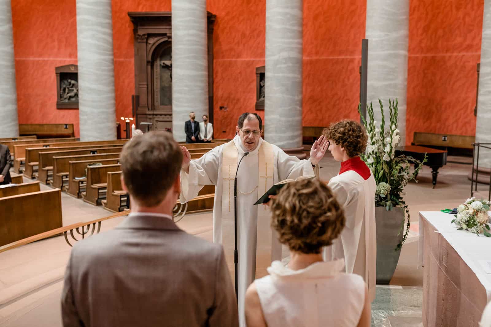 Segen des Pfarrers für das Brautpaar in der St. Ludwig Kirche in Darmstadt.