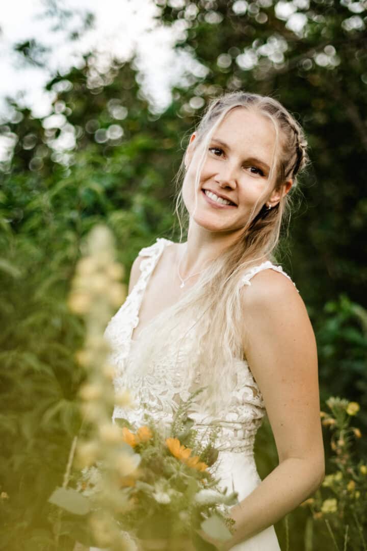 Braut lacht in Kamera beim Fotoshooting in den Griesheimer Dünen