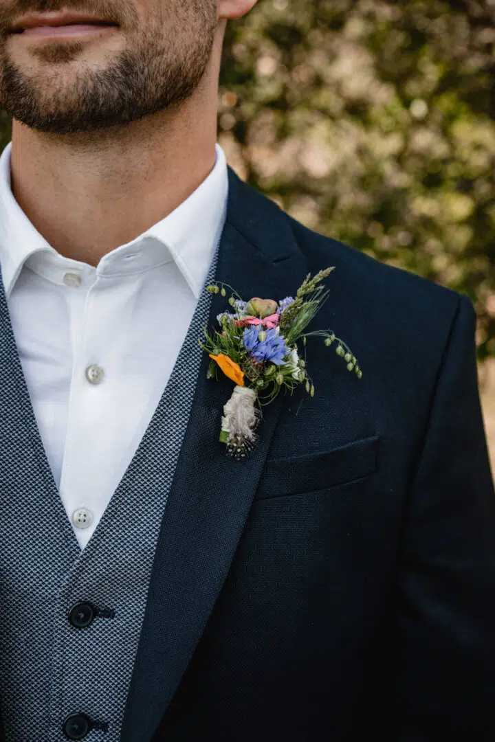 Buttoniere beim Bräutigam mit Kornblume in den Griesheimer Dünen
