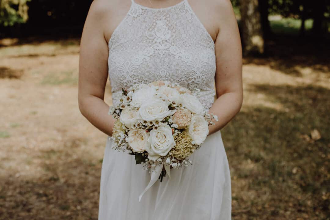 Ein wunderschöner Brautstrauß mit weißen Rosen.