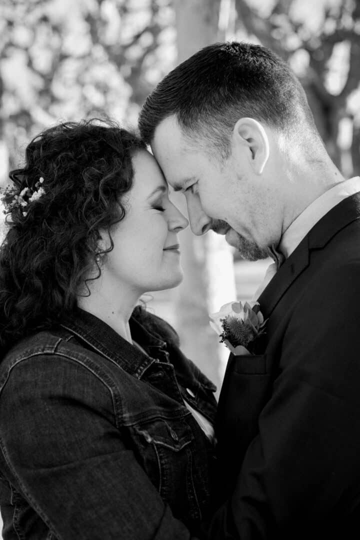 Brautpaar lehnt Stirn an Stirn beim Hochzeitsshooting in Darmstadt