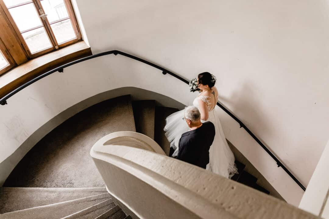Braut läuft die Treppen des alten Rathaus in Gross-Gerau hoch