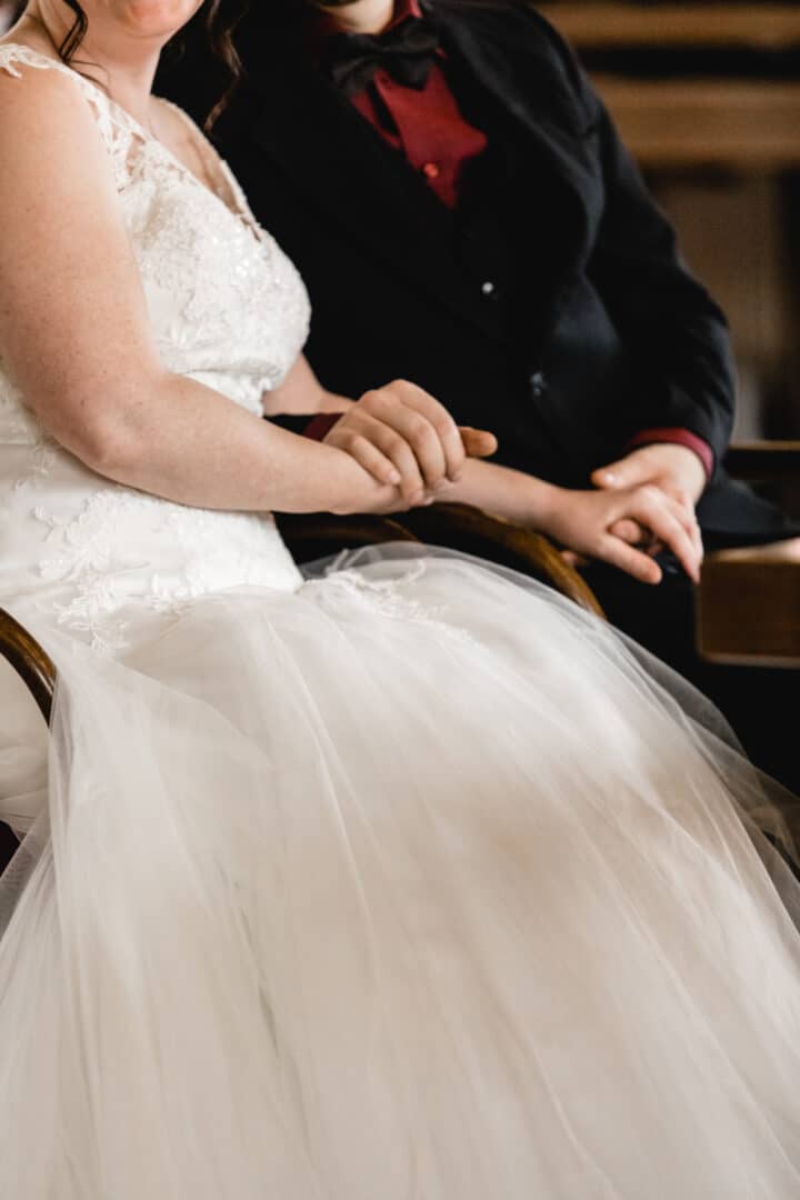 Braut und Bräutigam halten sich die Hand während ihrer Trauung im alten Rathaus Gross-Gerau